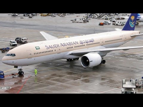 لحظة أقتراب عامل إلا محرك طائرة