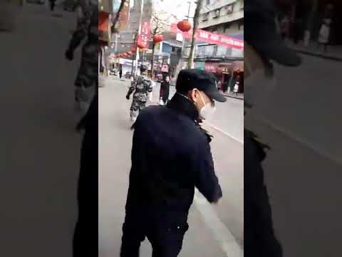 一隊解放軍，罵哭一名女子沒戴口罩，武漢肺炎