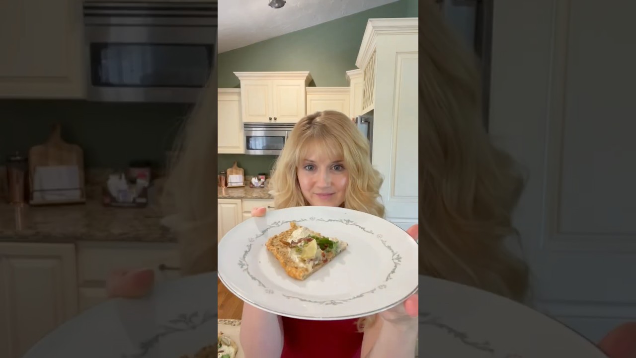 High-Protein Chicken Alfredo Pizza #recipe #lowcarb #pizza