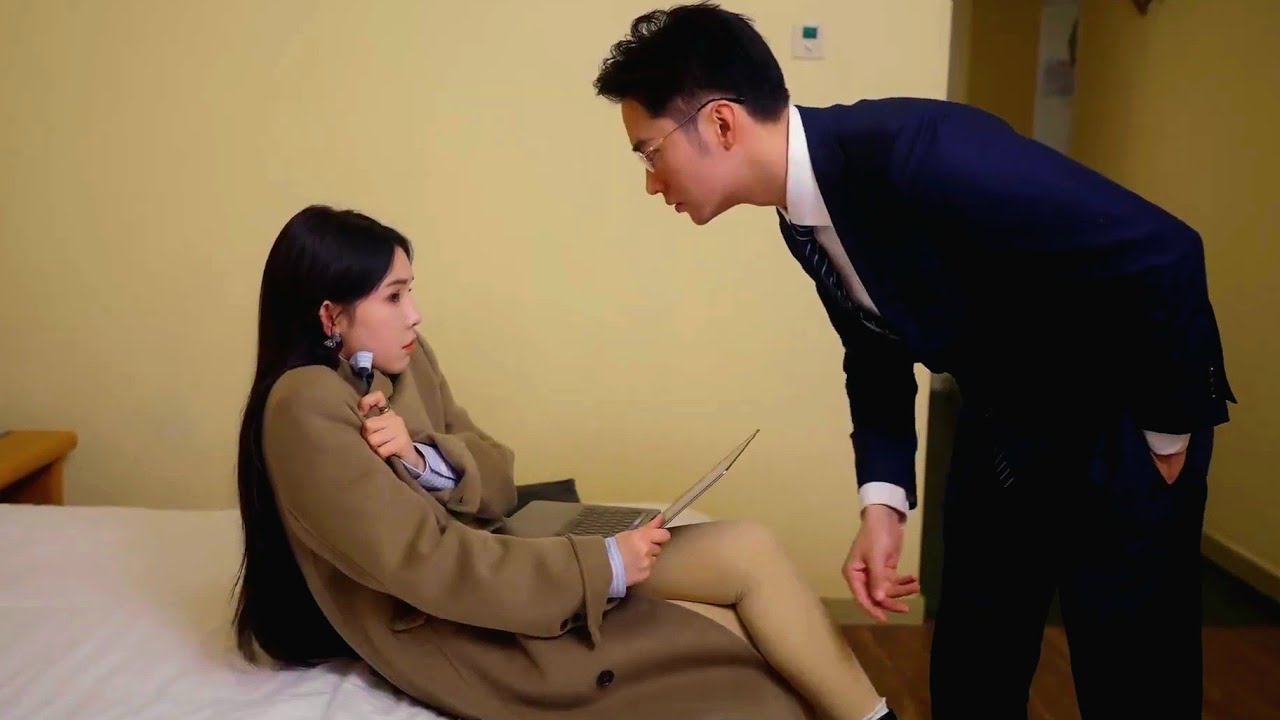 رئيس وسيم متسلط يجبرها تكون حامل وتنجب منه طفل وتعيش معاه فى بيته مقابل المال🔥ملخص مسلسل صينى جديد