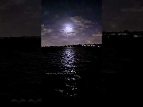 انا وياك نجمة بالسما وغيمه نسافر فوق ومانرجع