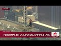Dos personas escalan el Empire State Building y colocan pancarta de protesta