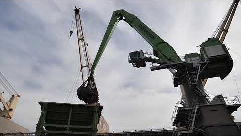 Rotobec orange peel grapple on a Sennebogen 895e material handler