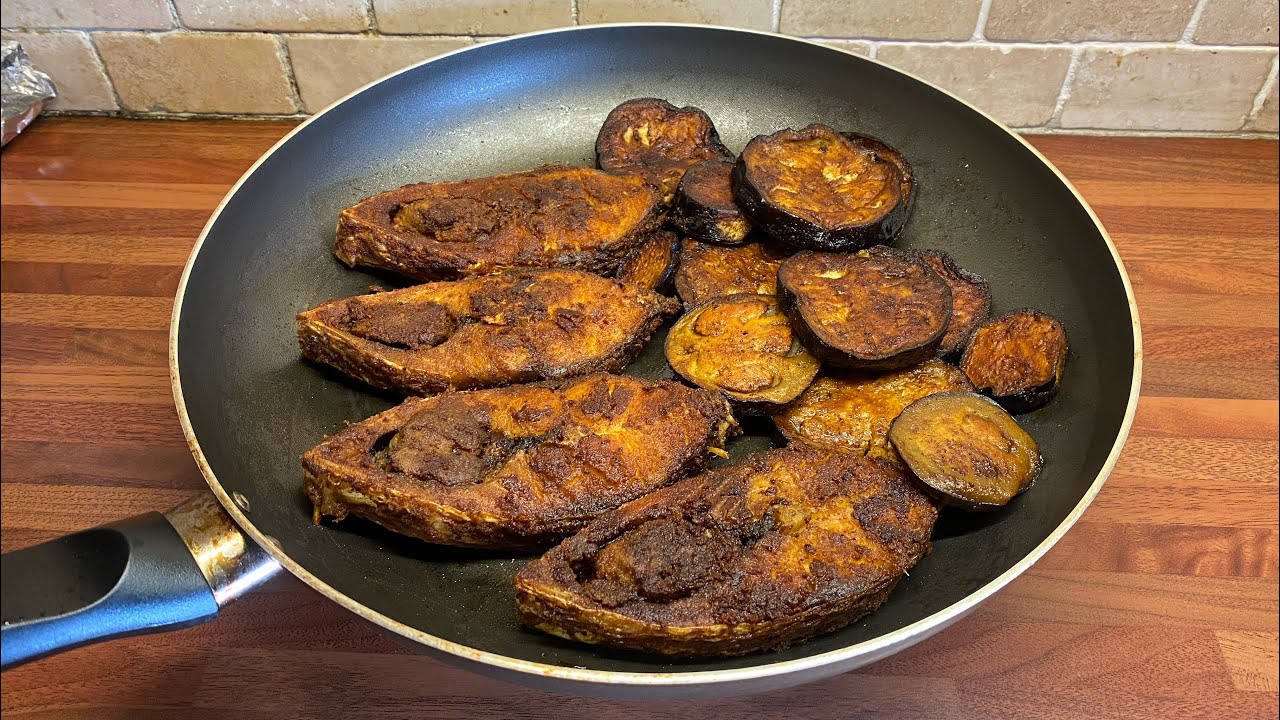 (Ilisha)ilish fish and begun bhaja-ইলিশ মাছ ও বেগুন ভাজা। 