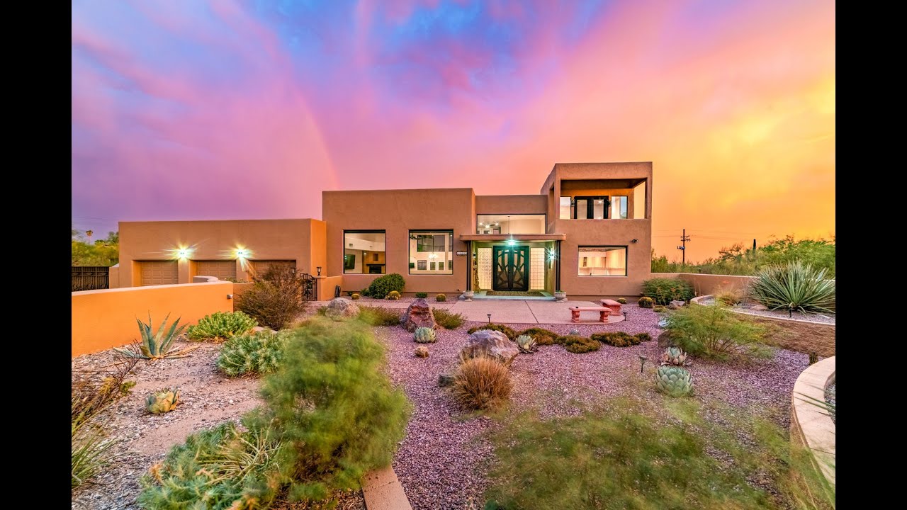 North Tucson Custom Home in Gated Community Offer Cityscape and