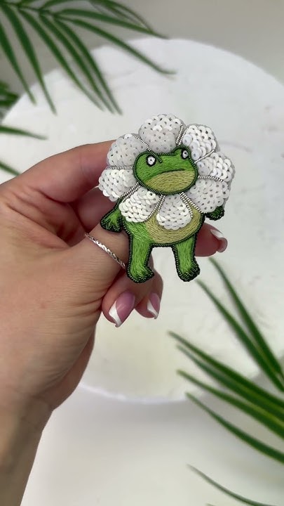Сегодня весь день так) #брошь #жаба #лягушка #подарок #ромашка #frog ...