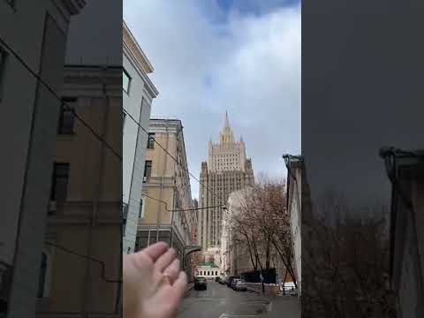 Арбат - не лучшее место для знакомства с Москвой. Лучше уходите в переулки