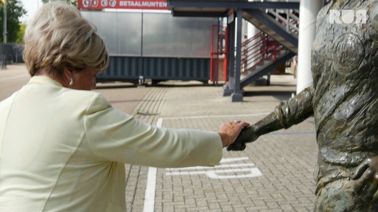 EMOTIONEEL BEZOEK ADRIE MOULIJN AAN STANDBEELD COEN MOULIJN | Vermeegen Voetbalvlogs