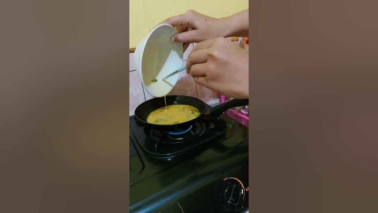 BIKIN OMELETTE TANPA MINYAK BUAT SAHUR #shorts #diet