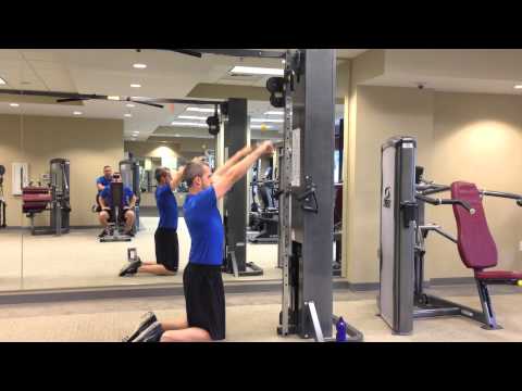 Kneeling lat pull down cable