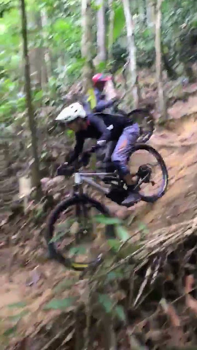DH line coaching session at Kledang Saiyong Meru #mtb #iamspecialized #stumpjumper