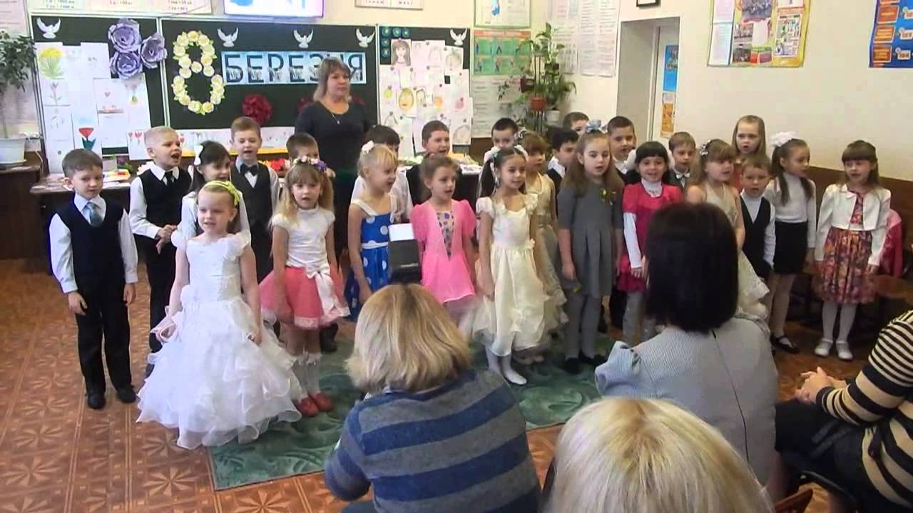 Первый класс песня маму. Школа 240 музыка мама на России.