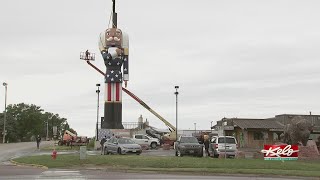 Giant nutcracker gets his head, hat in Luverne