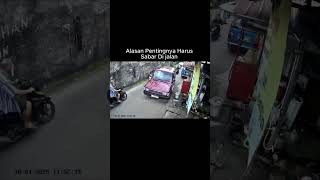 Pengendara Motor Ada Mobil Lagi Papasan Sama Mobil Laen Gak Mau Sabar Sama Sekali Malah Jatoh Kan