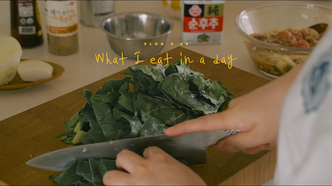 [SUB] VLOG #48 하루세끼, 새우 부추전과 돼지불백 : What I eat in a day, buchimgae and pork bulgogi | Honeykki 꿀키