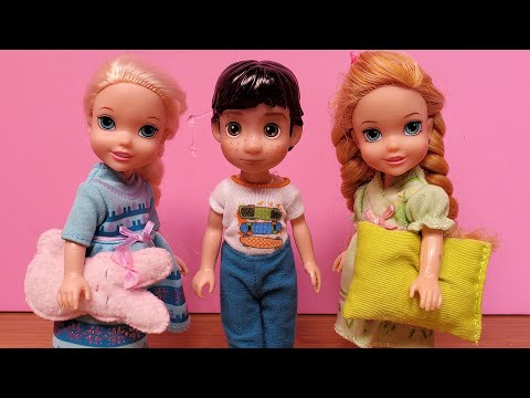 Surprise guest ! Elsa & Anna toddlers - Barbie - bedtime - pet frog