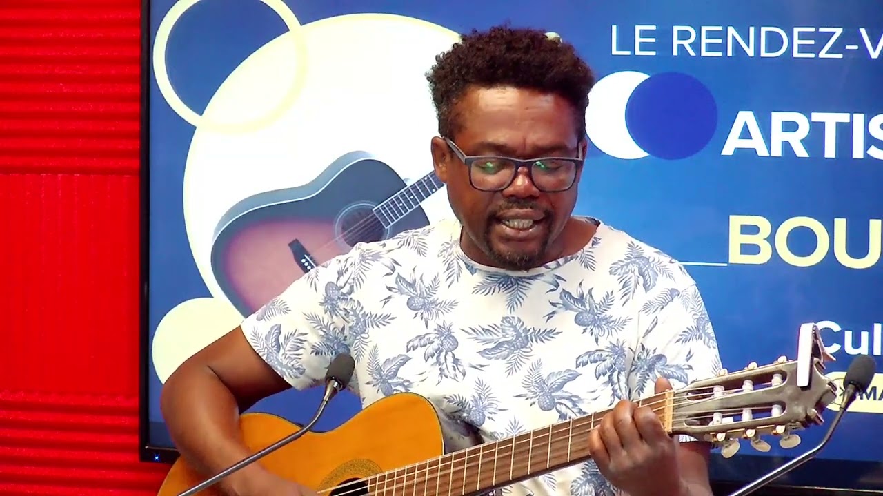 LA GRANDE COUR DE RECRE - Avec BOUYA, chanteur, musicien, auteur-compositeur, pour Chiconi