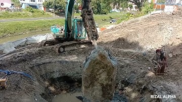 EXCAVATOR HITACHI WITH BREAKER HACKING BORED PILE