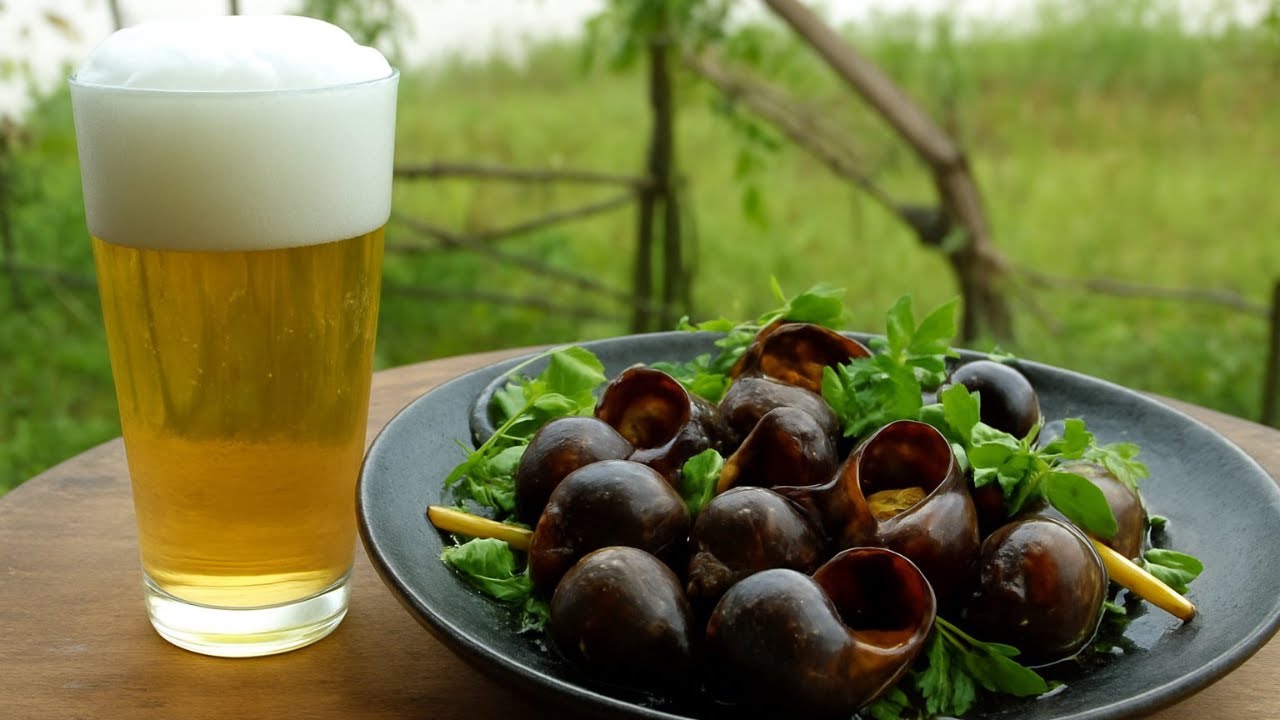 “I Tried Garlic Butter Snails on a Rainy Day 🍺🌀”