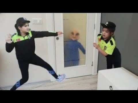 THE ALIEN CAME SECRETLY AND TOOK THE CAR KEYS MELISA NISA WE ARE LOCKED IN THE CAR !!