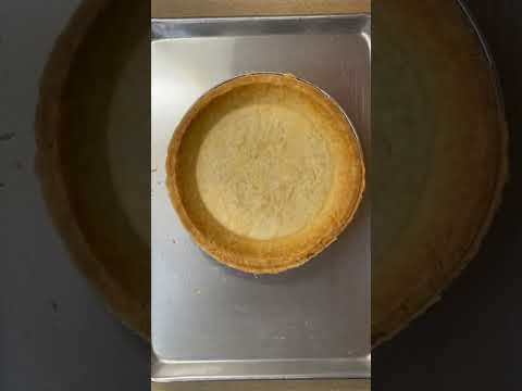 Video: Moet ik bladerdeeg blind bakken voor een taart?