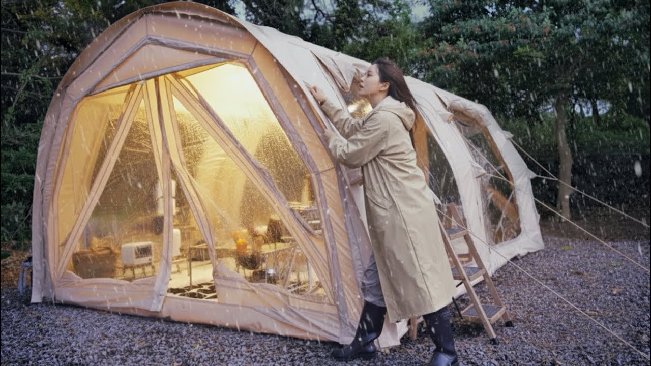 Новая большая надувная палатка в ветреный и снежный день | тако и ролл с рыбой и рисом