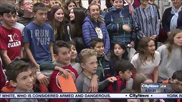 Video: Students write letters welcoming newcomers to Canada