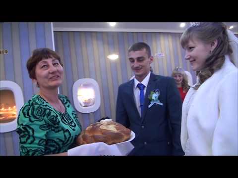 Гости встречают молодых на свадебном банкете