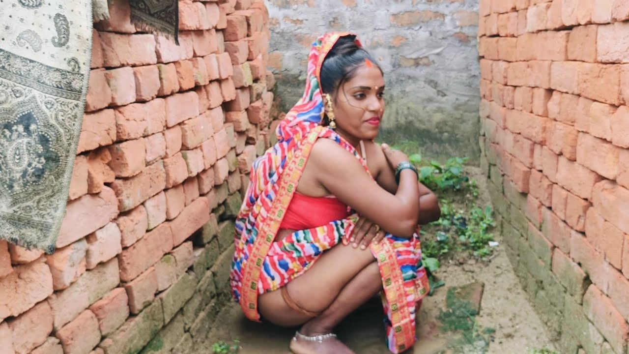 लड़की अकेले में क्या कर रही है