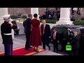 لحظة وصول ترامب وقرينته الى البيت الأبيض وأوباما باستقباله