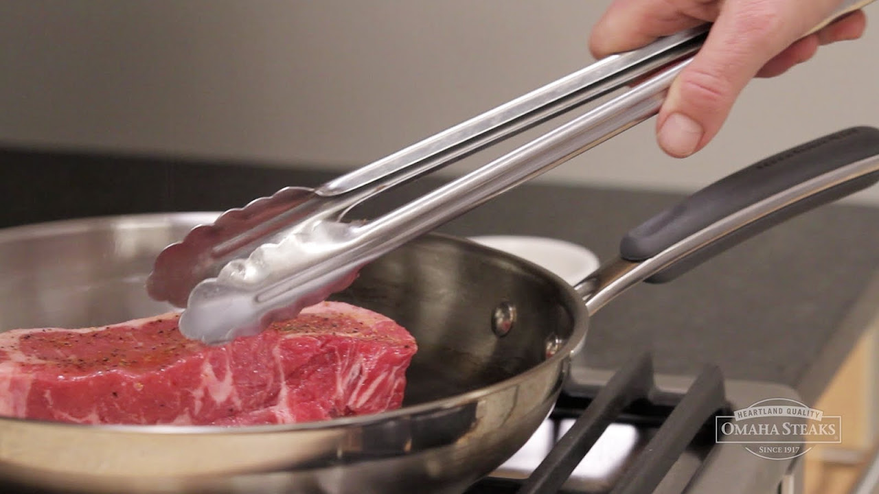 Es gibt kein zartes Fleisch mehr! Saftiges Steak in Folie über einem Lagerfeuer gegart