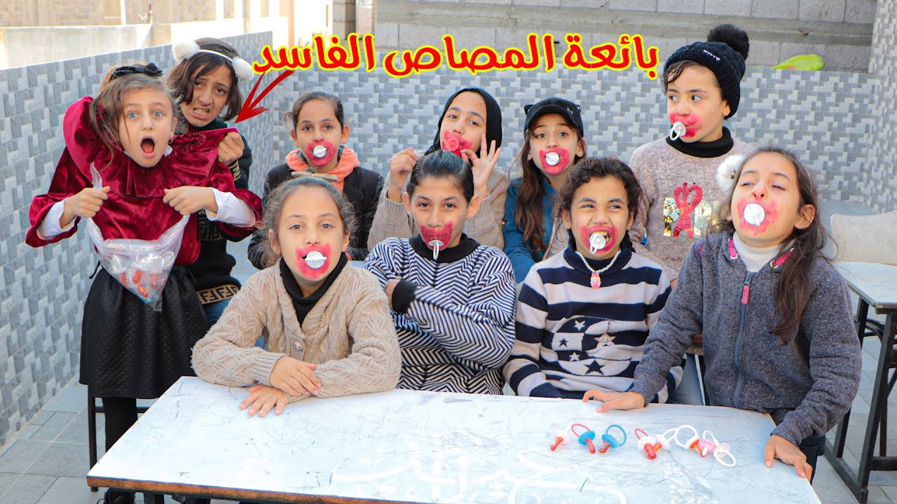 Маленькая девочка продаёт испорченные леденцы в экзаменационном зале. Посмотрите, что случилось!