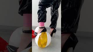 Short: Badeball crushing ❤️ Badebälle ❤️ Beach Ball pop crush with high heels in sexy latex dress 🖤