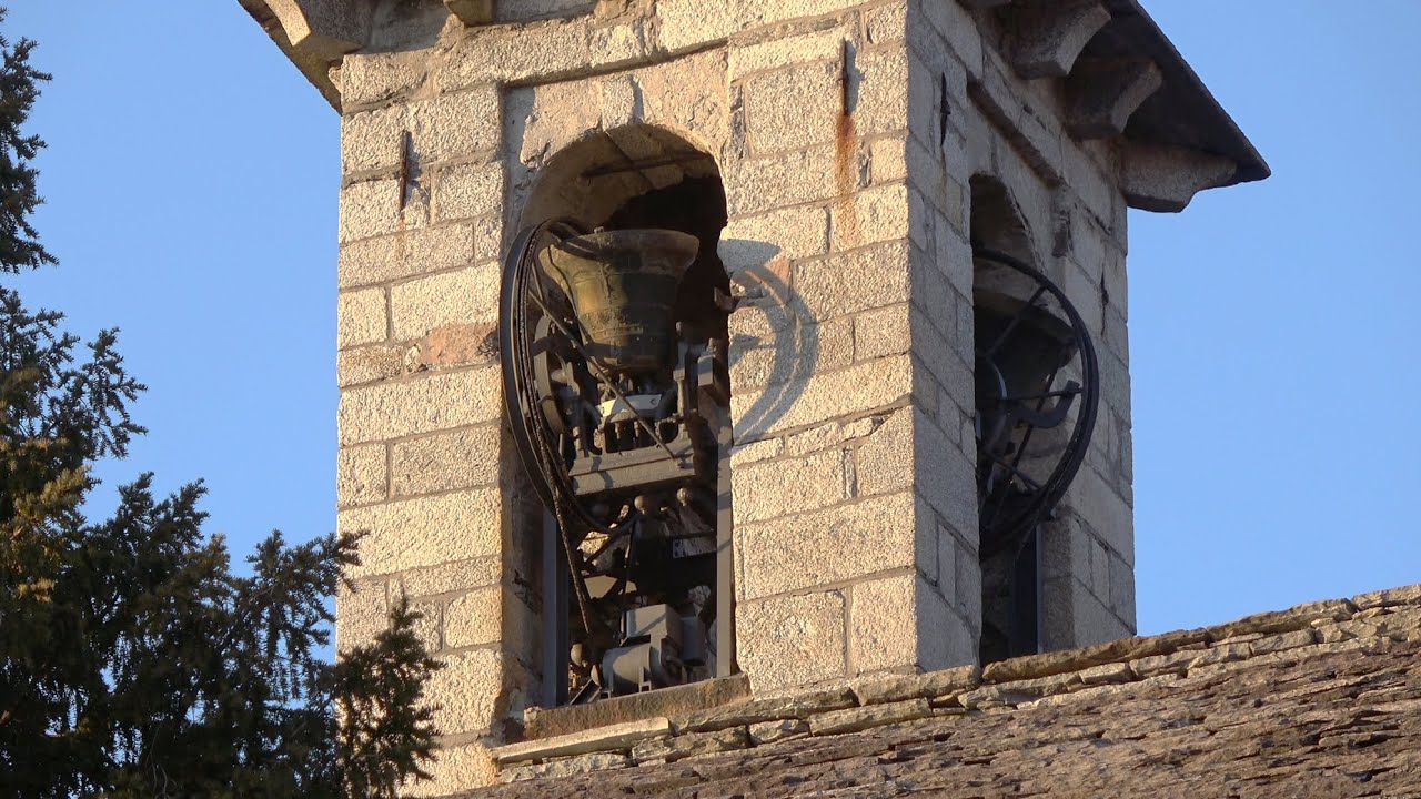 Италия [4K] Колокола в Кавандоне звонят во время новогоднего заката