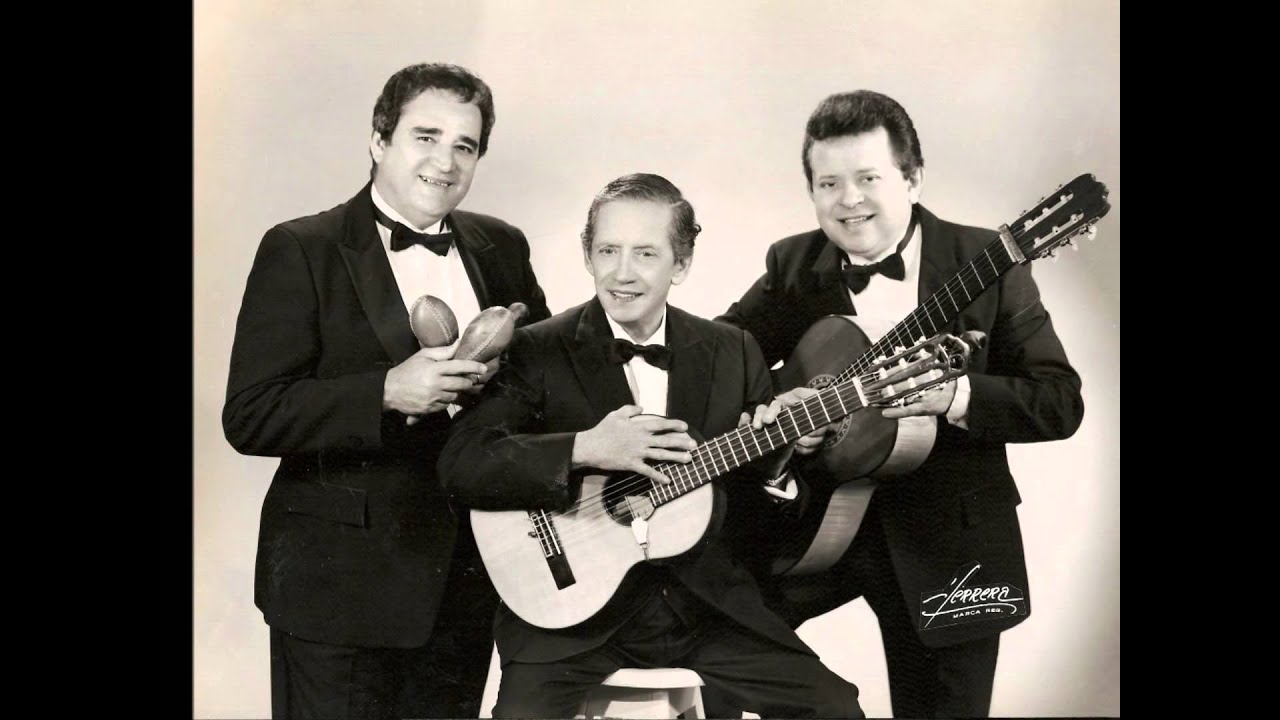 ALFREDO GIL PAPO VALLE y JULIA CANTANDO EN RADIO LUZ CON EL AMIGO