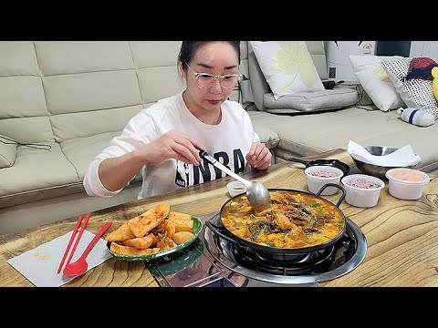 요즘같은 선선한날 찾게 되는 뼈해장국,어제 술먹었는데 오늘 또 술이 🍺🍻들어갈것 같습니다.😅^^아삭하고 맛좋은 총각김치랑 함께~