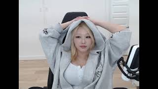 Hyoon boobs in tanktop [4 of 4]