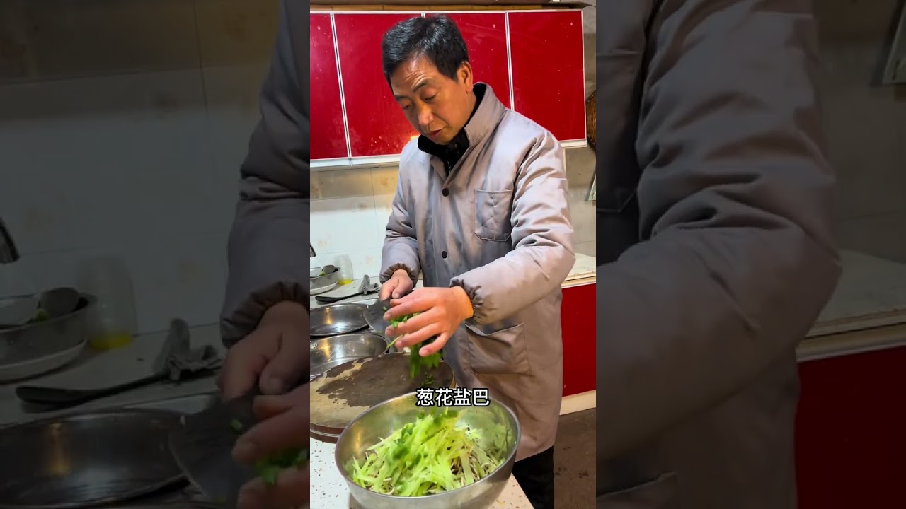 老谭俩夫妻做完家务，挖点折耳根做道凉拌菜，简直不要太下饭了… #我的乡村生活 #日常vlog #原创 #生活小妙招 #一定要看到结尾