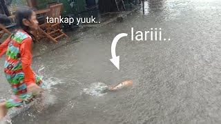 TANGKAP IKAN SAMBIL HUJAN HUJANAN - HUJAN DERAS SAMPAI BANJIR 😱