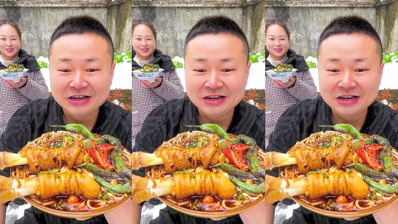 The hot rice noodles with sheep’s feet are really warm to the stomach