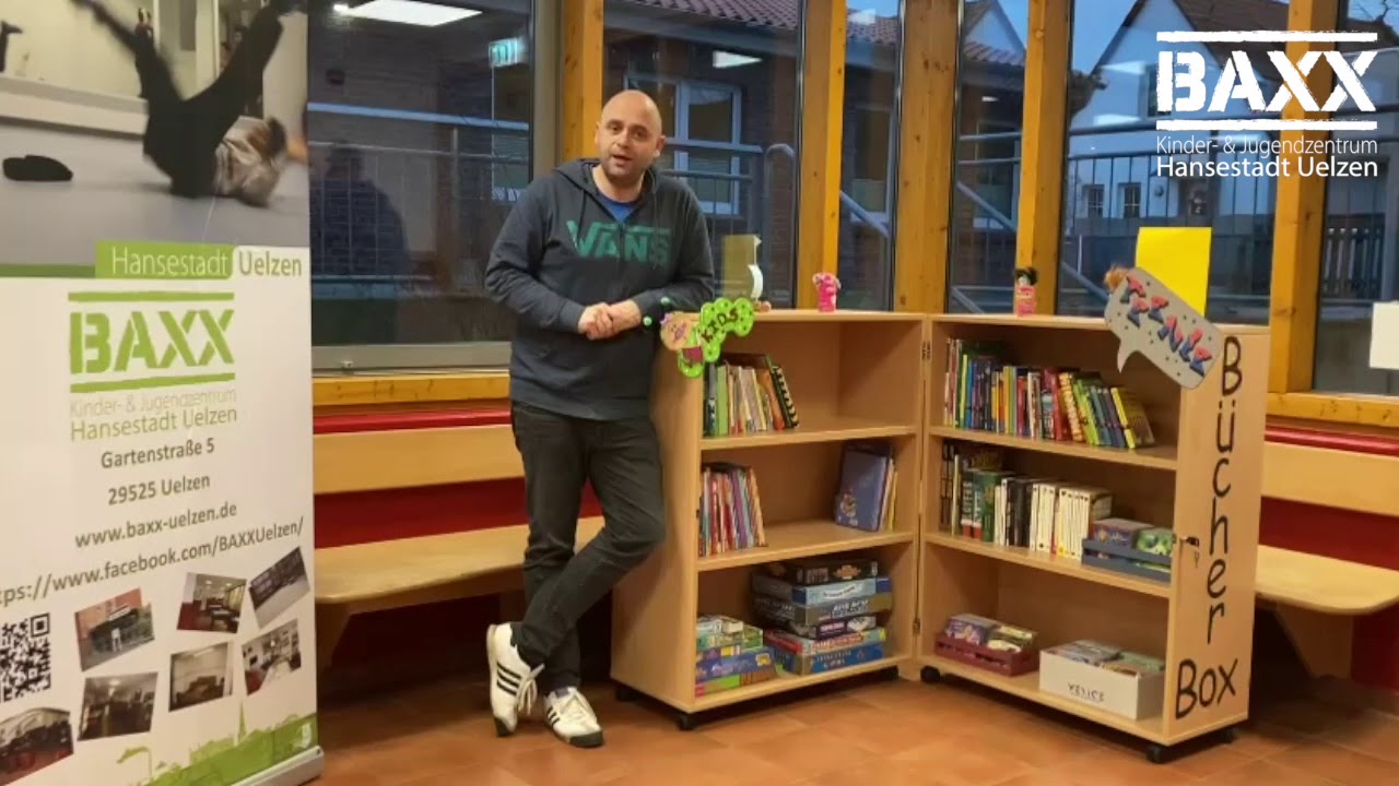 Junge Schwarze Beim Spielen In Der Bibliothek Junge Schwarze Beim Spielen In Der Bibliothek