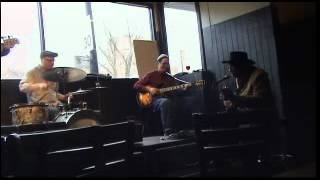 Chicago bluesman Jerry Jones performs Howlin' Wolf's "Smokestack Lightning"