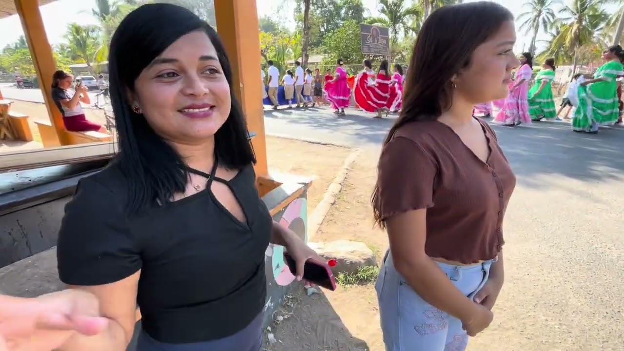 Gisela y su mamá - en el desfile de correo de su pueblo