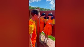 A clever trick to save yourself...🤫🦑😬 #twins #squidgame #prank