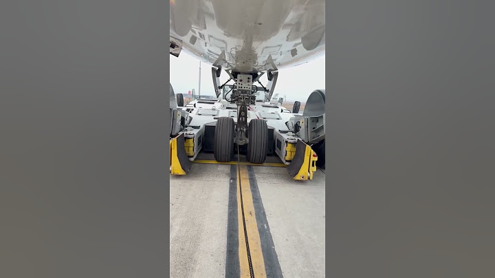 Taxi boat lifting the nose wheel of a Boeing787 #towbarless #boeing787dreamliner #aviation