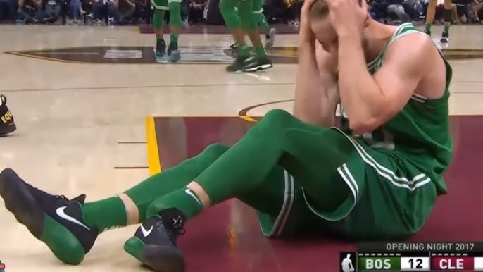 Gordon Hayward Breaks Ankle as Cavs Beat Celtics - The New York Times