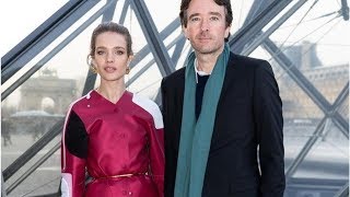 Игриво настроенная Наталья Водянова повеселилась с мужем у Лувра Игриво настроенная Наталья Водянова повеселилась с мужем у Лувра