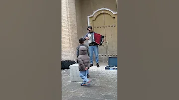 When a child likes street music #iran #isfahan #tehran #discoveriran #walkingtour #citywalk #shorts