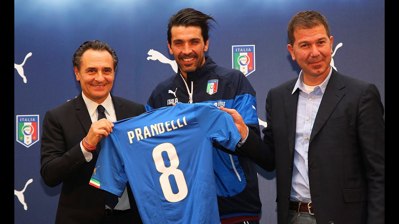 La nuova Maglia Azzurra dell'Italia per la Coppa del Mondo 2014 - YouTube