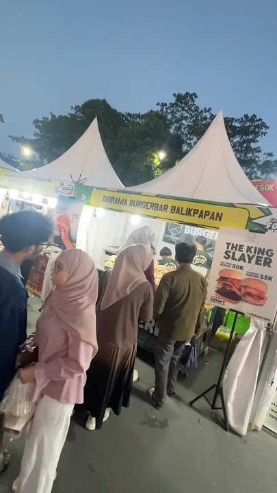 Long queue for burgers in Samarinda #samarinda #streetfood #shorts